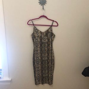 Sexy snakeskin midi! 🐍
